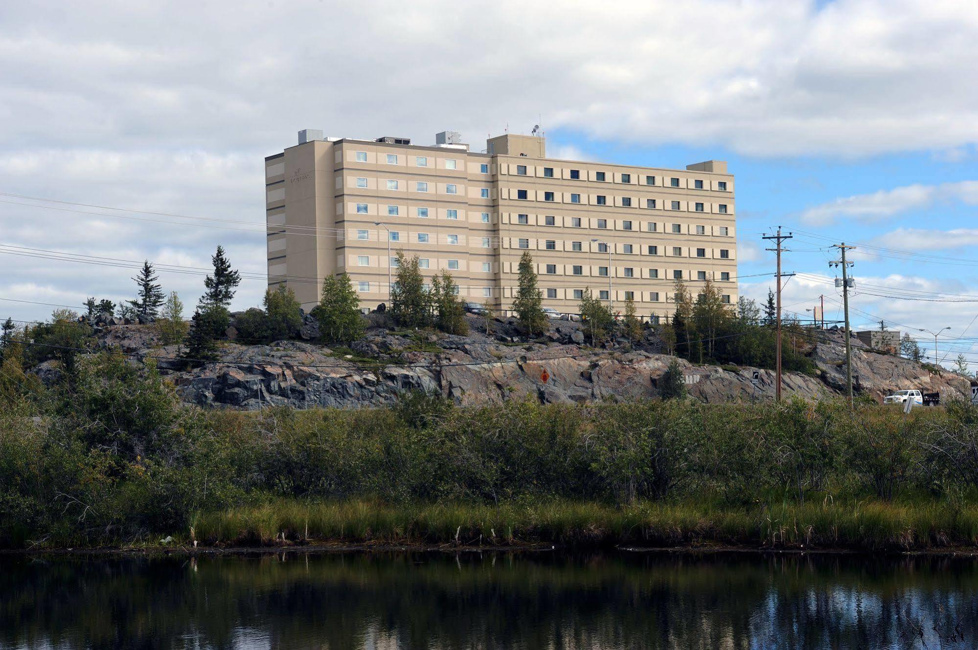 The Explorer Hotel Єллоунайф Екстер'єр фото