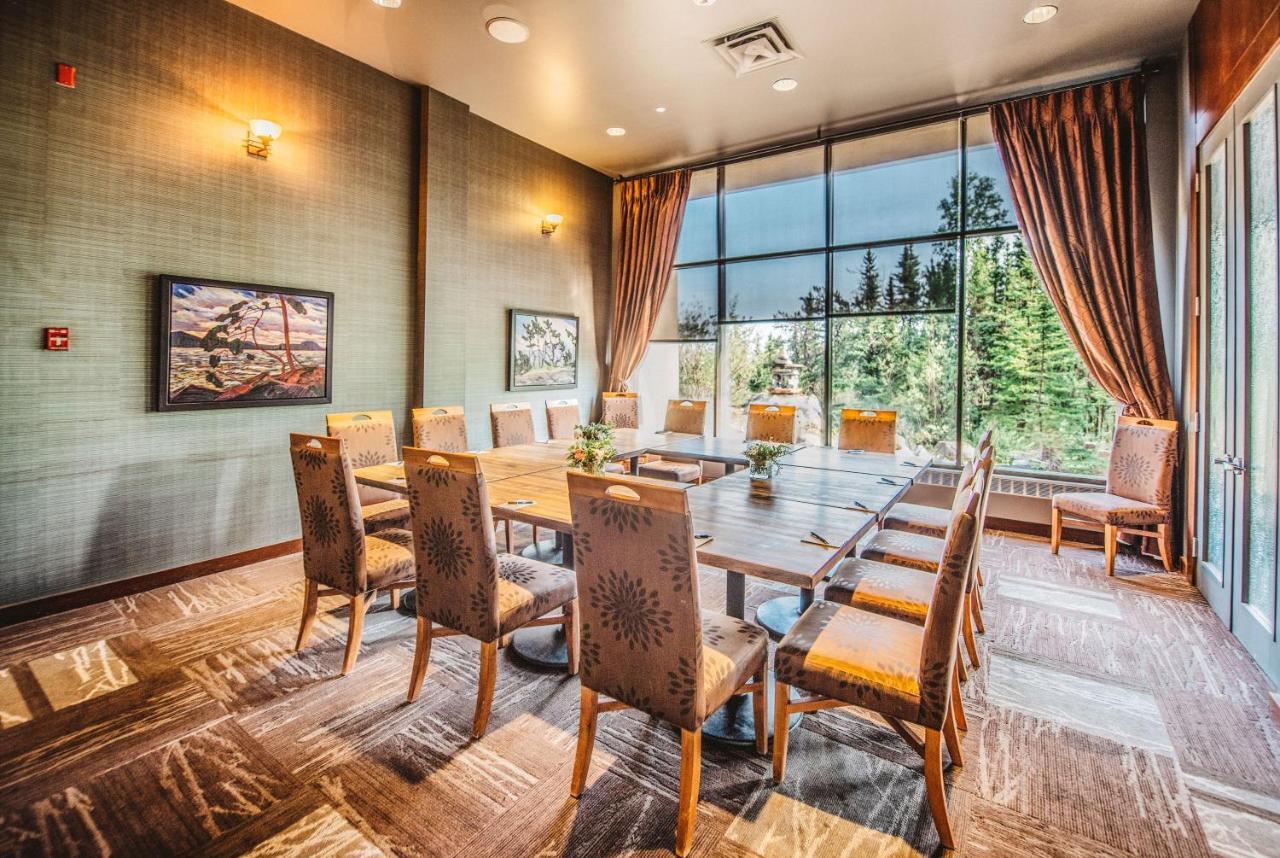 The Explorer Hotel Єллоунайф Екстер'єр фото